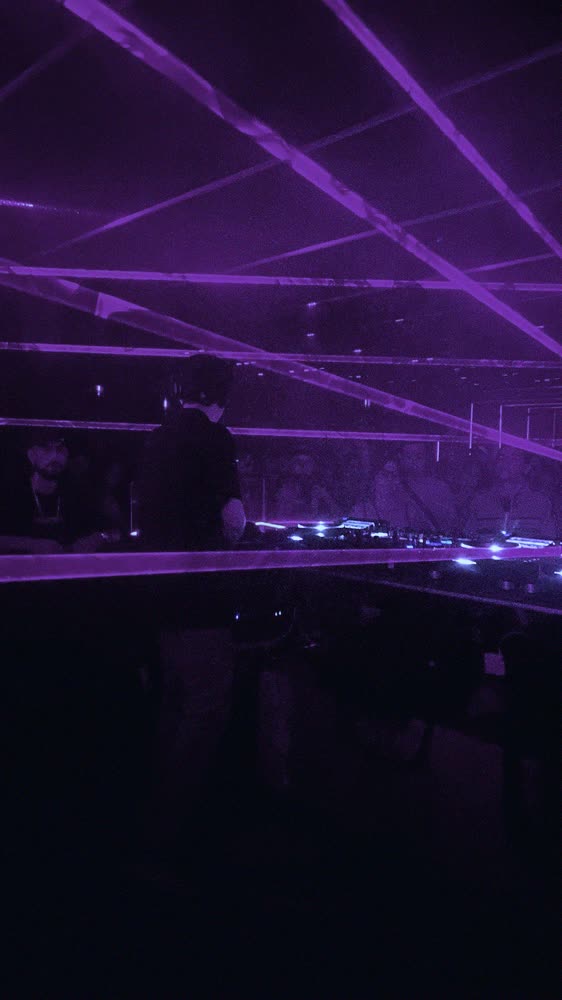 Lasers over the dancefloor at a drum & bass night in Bogotá